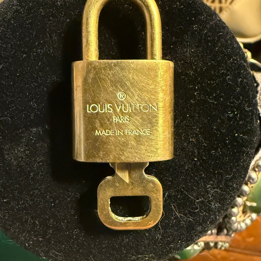 Louis Vuitton Gold Padlock and Key 310 w Unbranded Chain - Picture 2 of 7